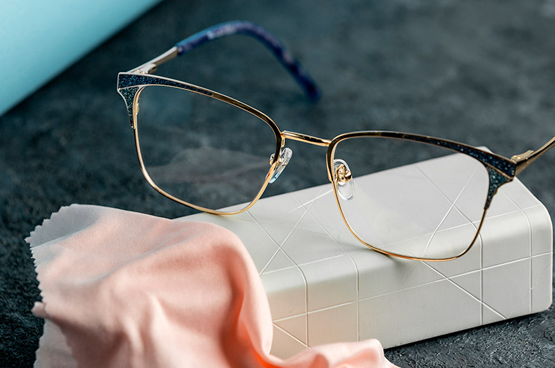 Cómo limpiar correctamente tus gafas